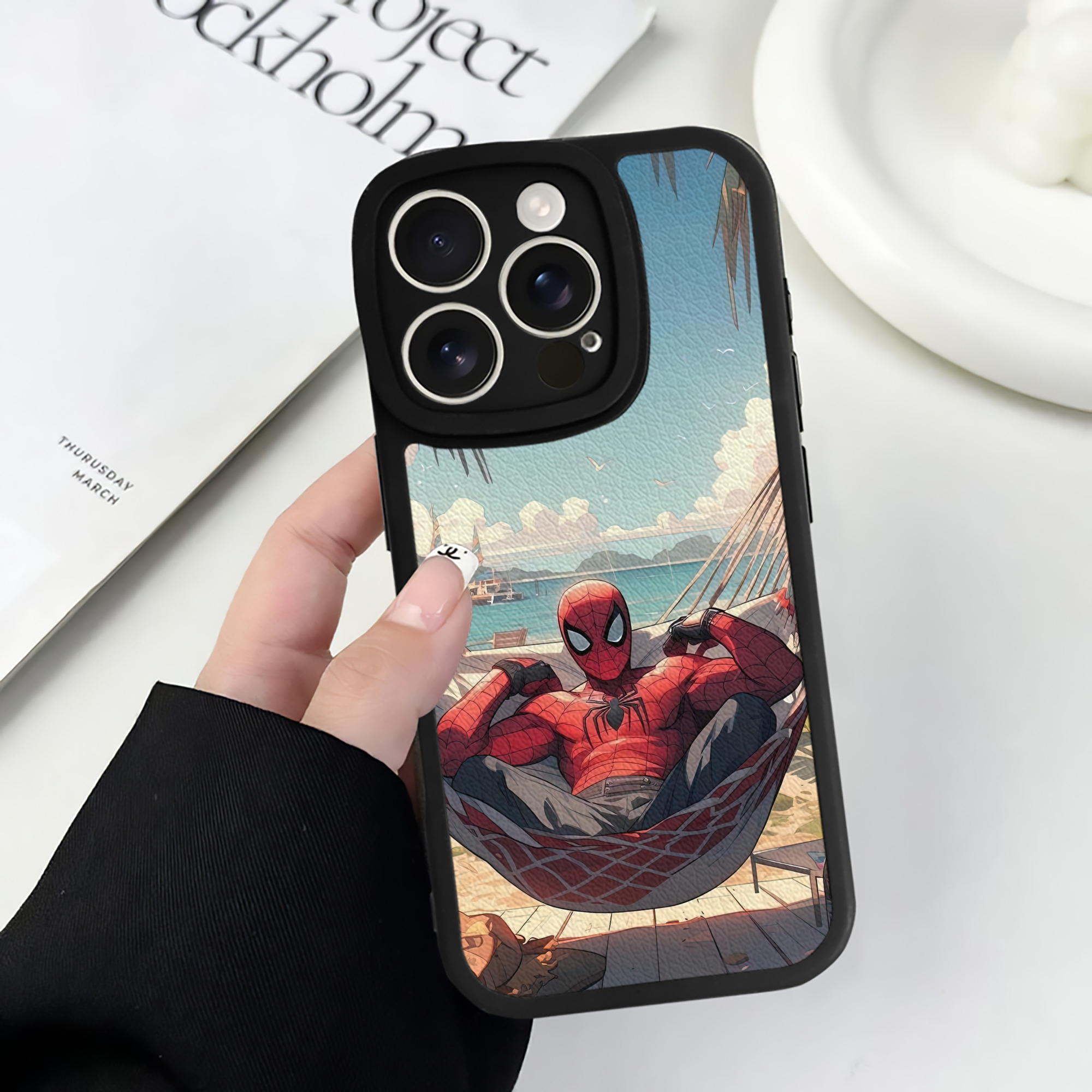 Spider Man スパイダーマン 【iPhone 16シリーズ対応】シリコンスマホケース（レザー調） 材質：シリコン